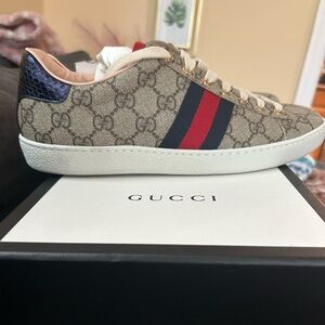 Brand new Gucci shoes size 39 never worn with original receipt.